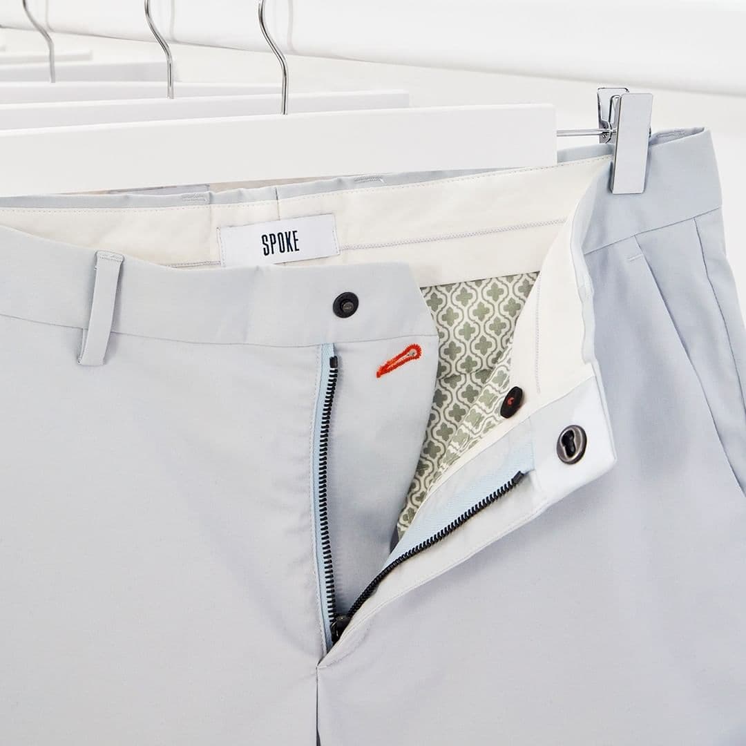 Hosen auf einem Kleiderbügel